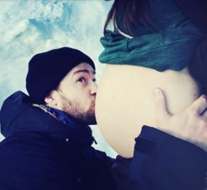 Justin Timberlake kisses Jessica Biel's pregnant tummy